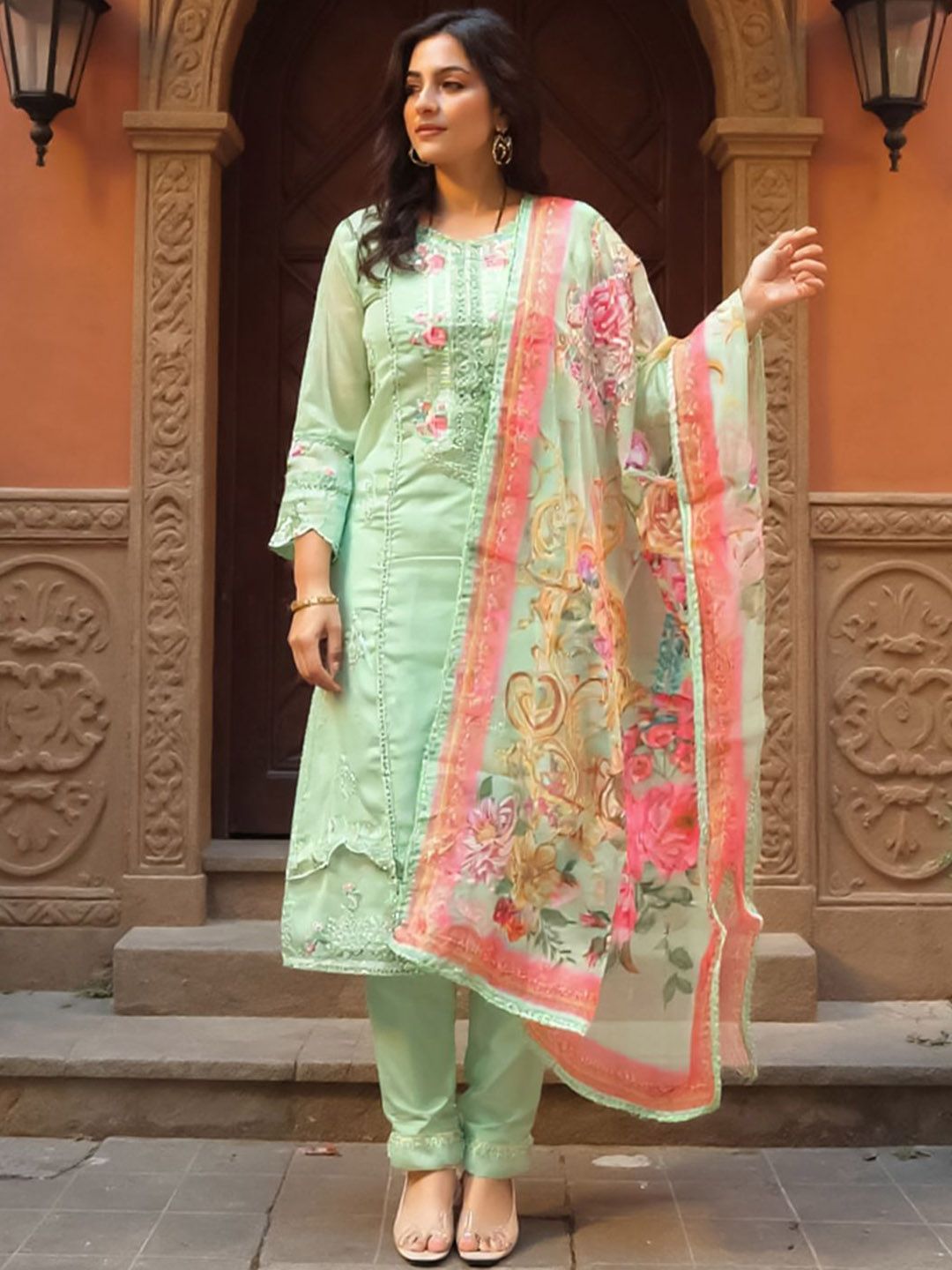 Women Floral Embroidered Regular Thread Work Kurta with Trousers & Dupatta