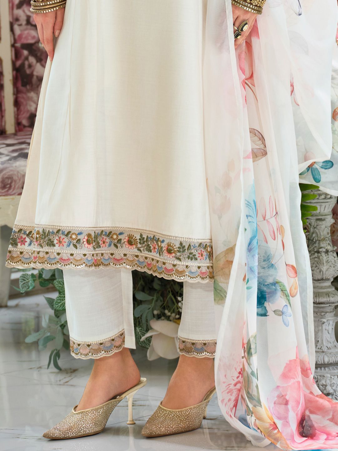 Ethnic Motifs Embroidered Zari Straight Kurta With Trousers & Dupatta