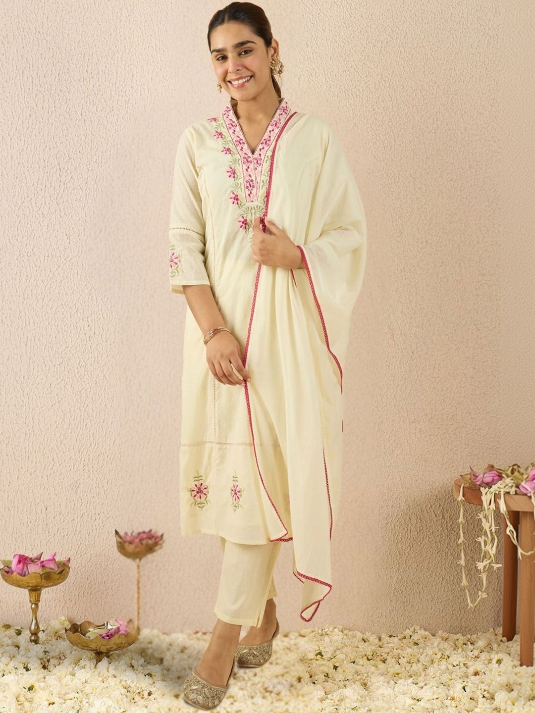 Women Floral Embroidered Regular Thread Work Pure Cotton Kurta with Trousers & With Dupatta