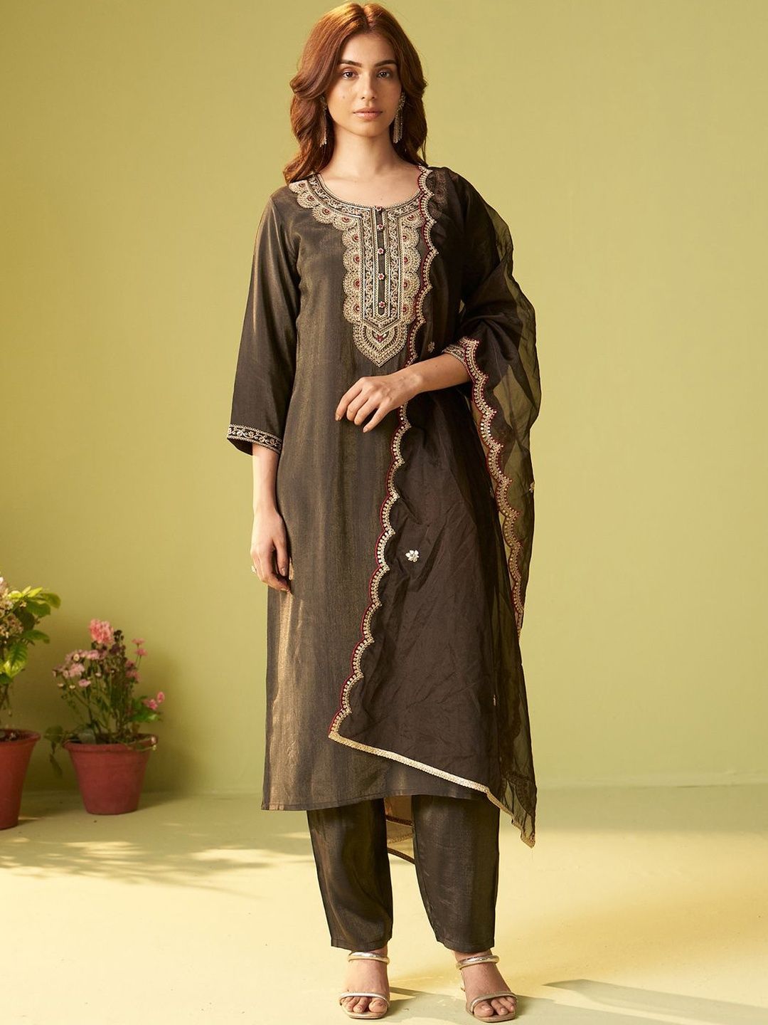 Dhiyona IE Embroidered Thread Work Liva Kurta With Trouser & With Dupatta