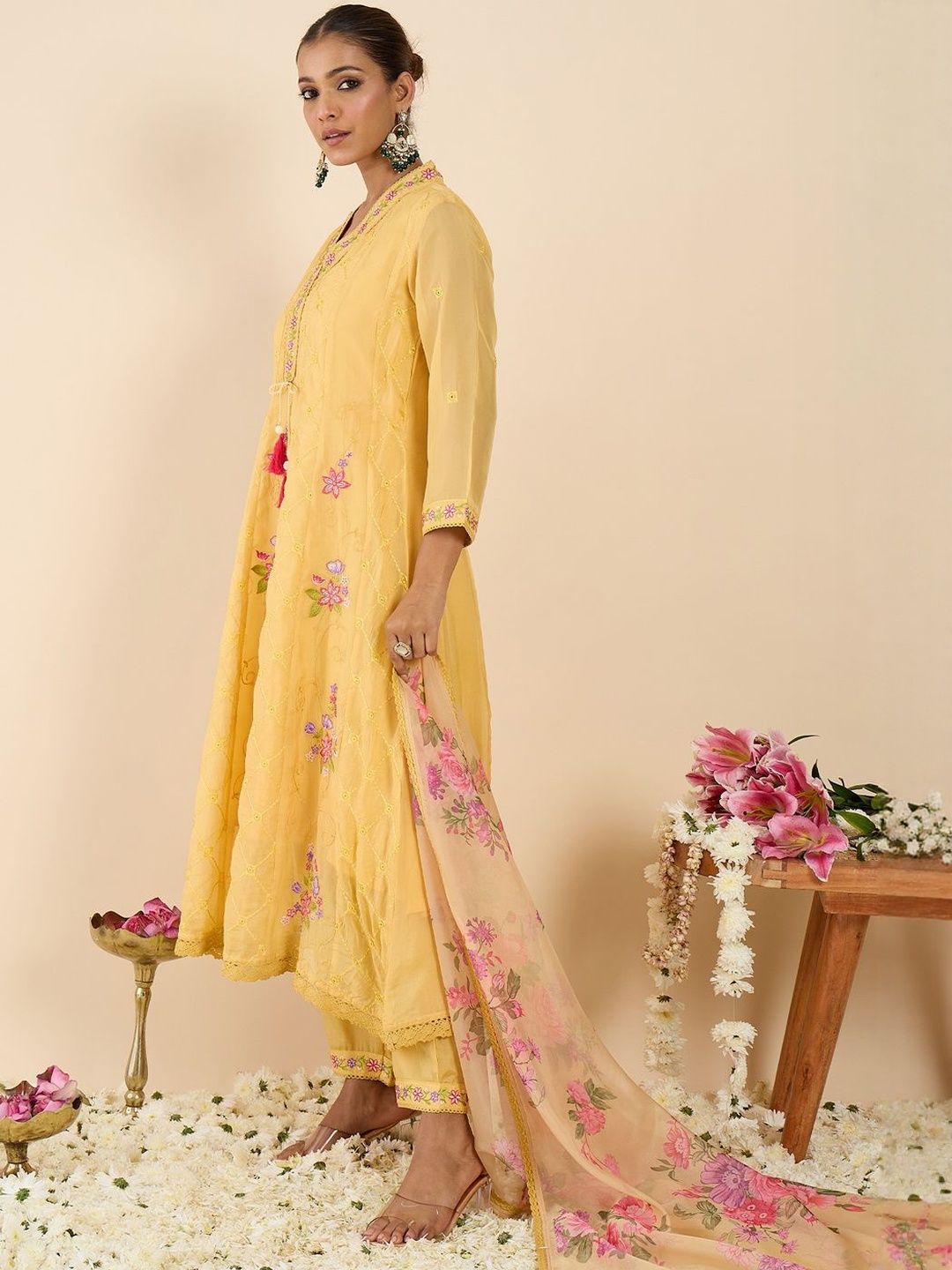 Women Floral Embroidered Regular Thread Work Kurta with Trousers & With Dupatta