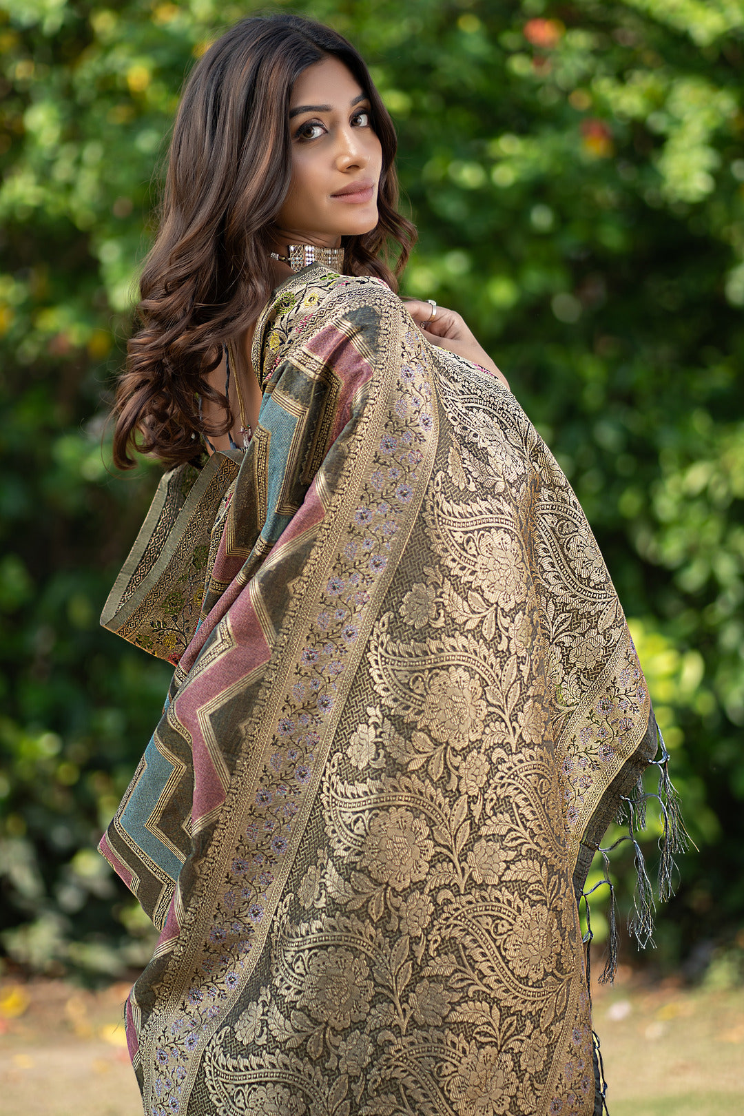 Dhiyona GR Women's Rangkat Gunsmoke Grey Leheriya Design Banarasi Organza Saree