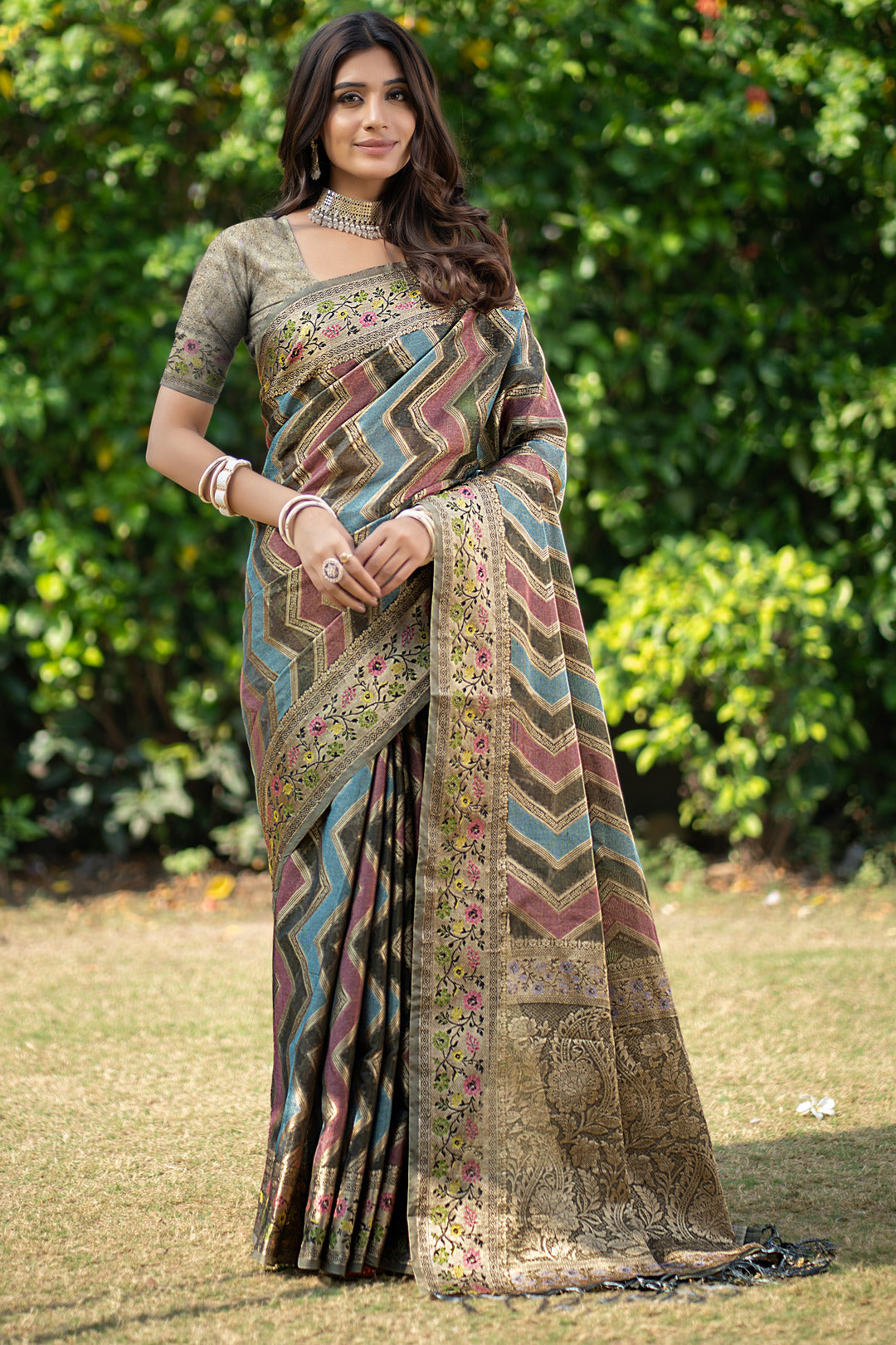 Dhiyona GR Women's Rangkat Gunsmoke Grey Leheriya Design Banarasi Organza Saree