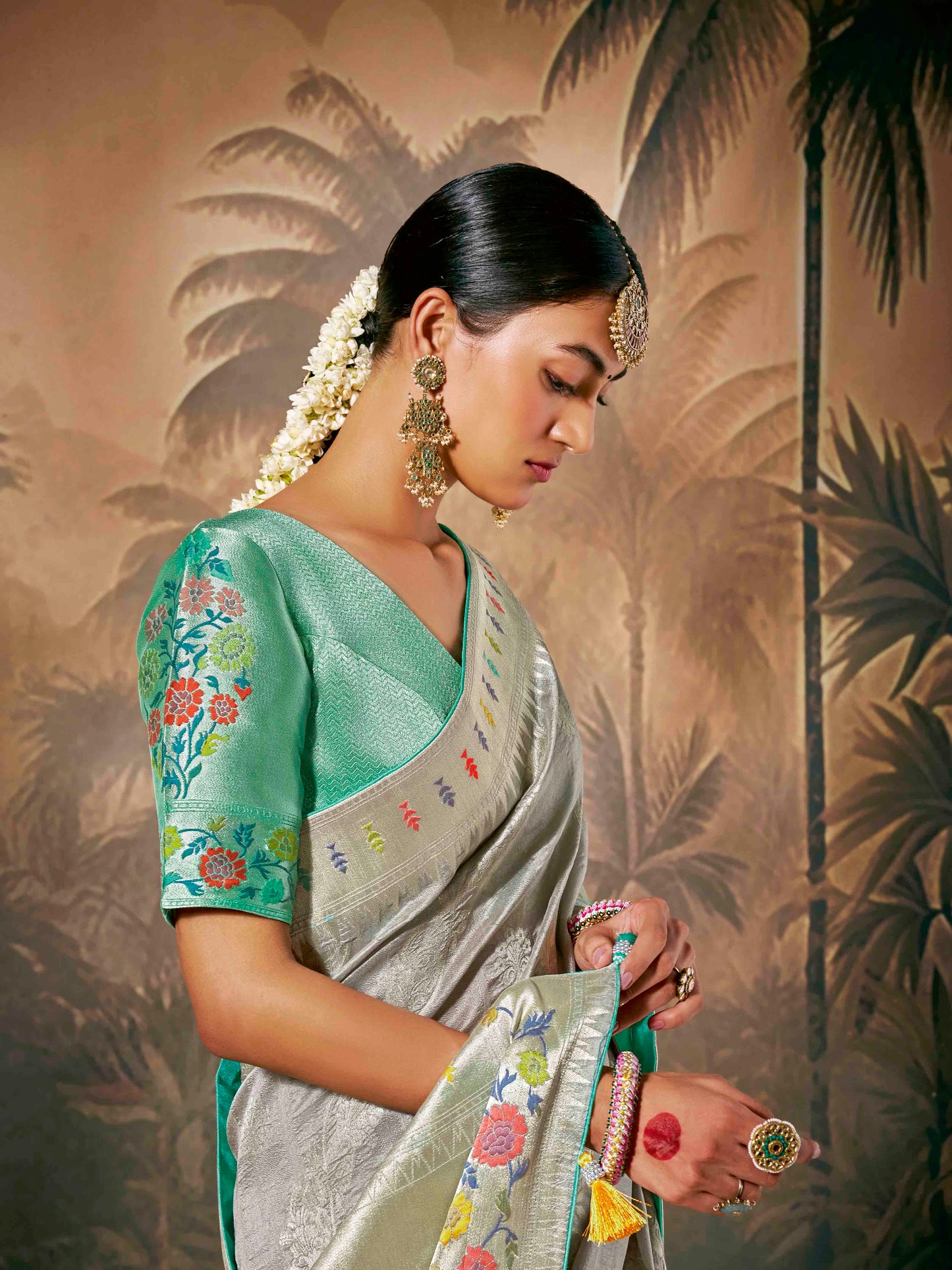 Dhiyona KM Women Elegant Grey Designer Saree