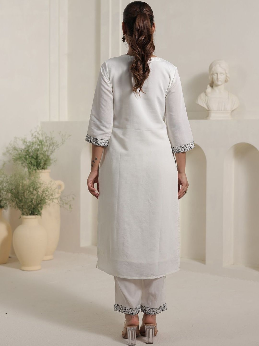 Women Floral Embroidered Thread Work Kurta With Trousers & Dupatta Kurta Sets