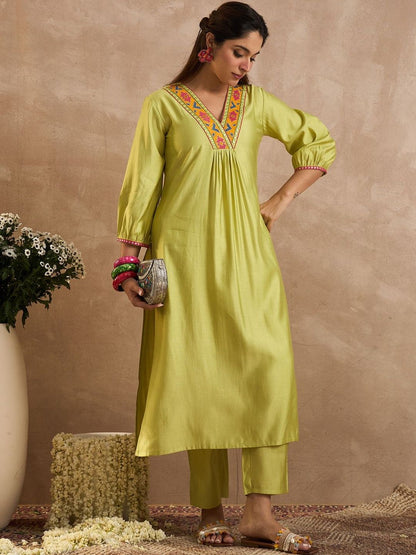 Women Ethnic Motifs Embroidered Thread Work Liva Kurta with Trousers