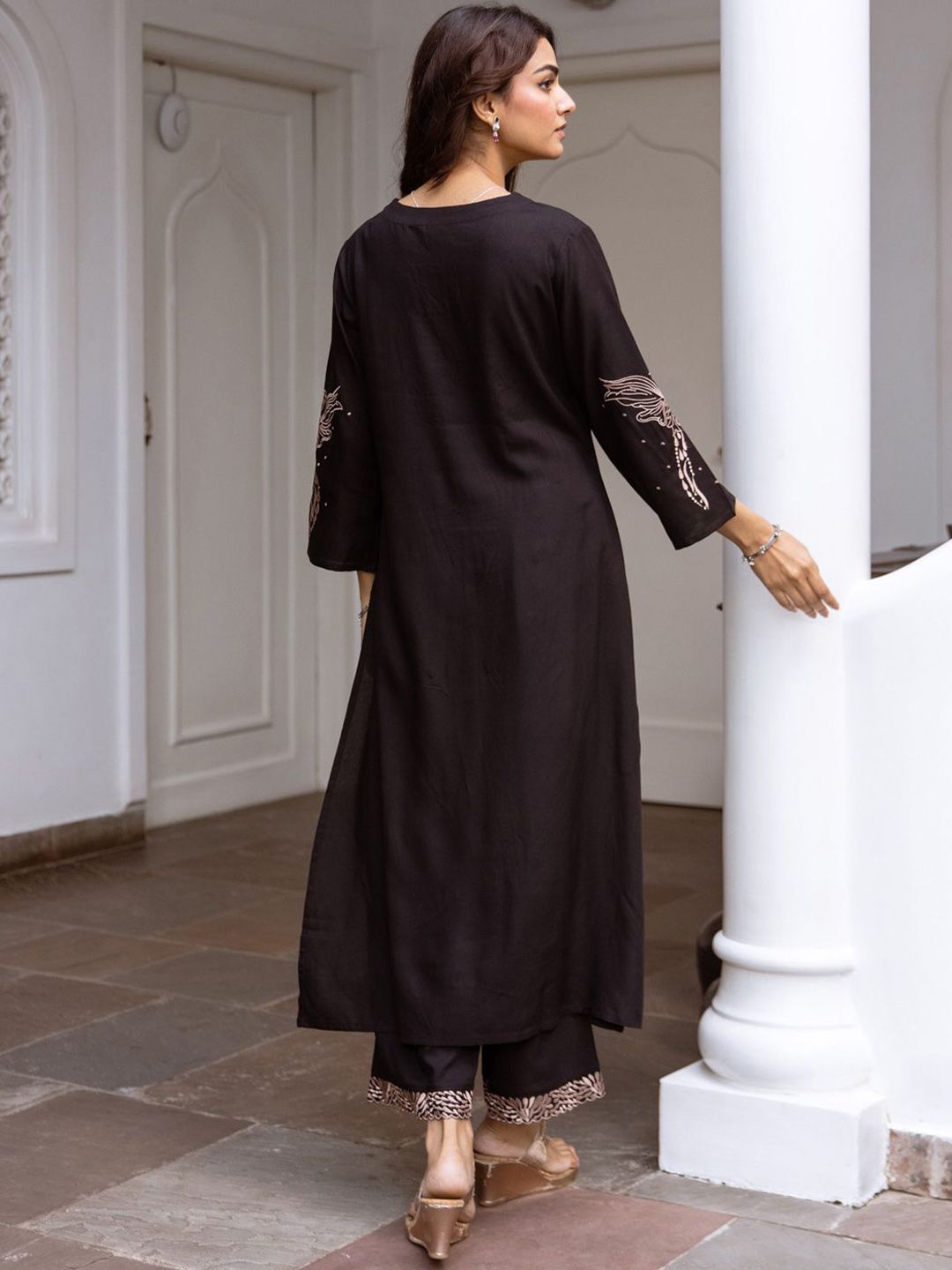 Dhiyona IE Women Floral Embroidered Regular Kurta with Trousers
