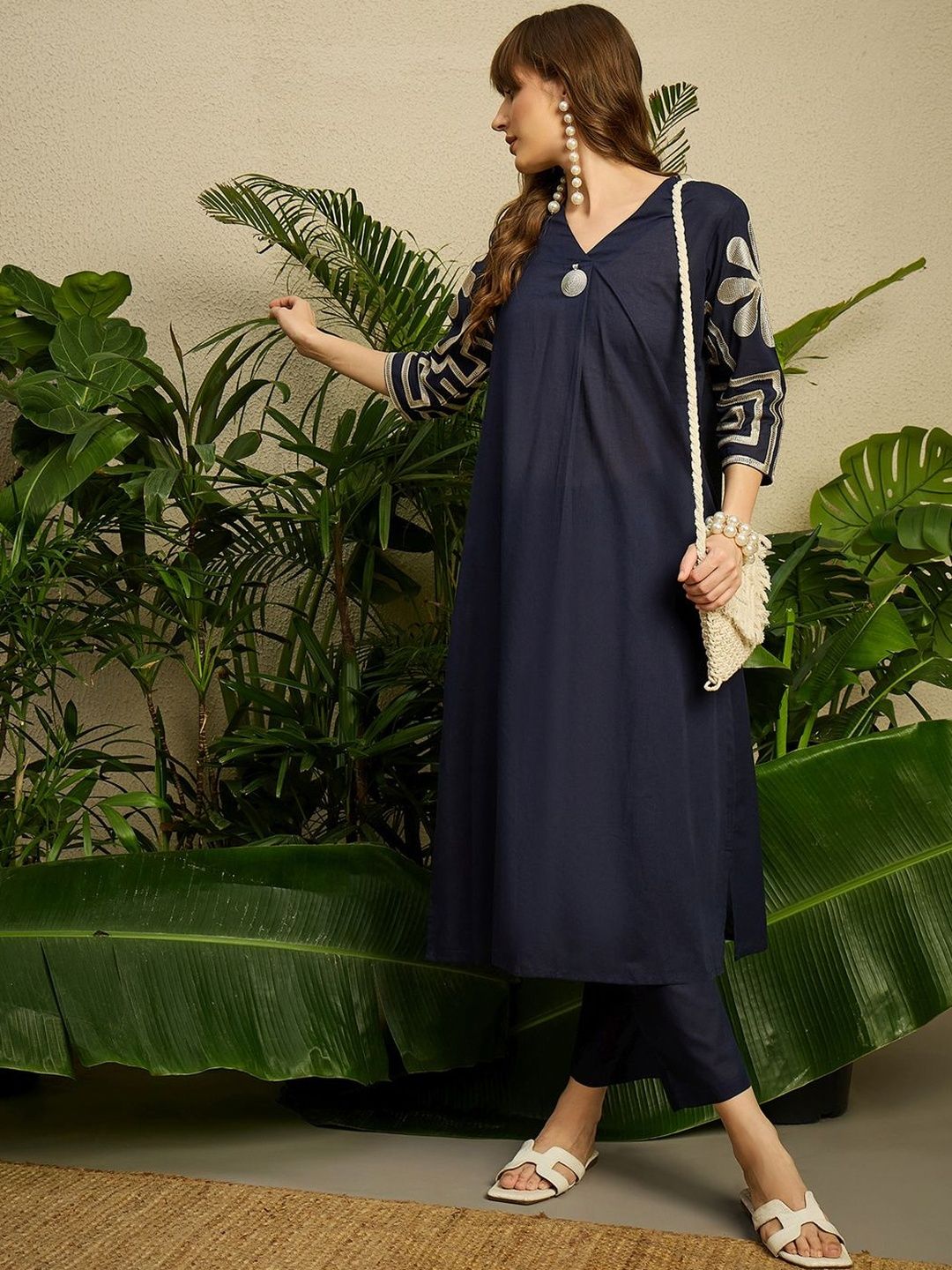 Women Ethnic Motifs Embroidered Thread Work Pure Cotton Kurta With Trouser