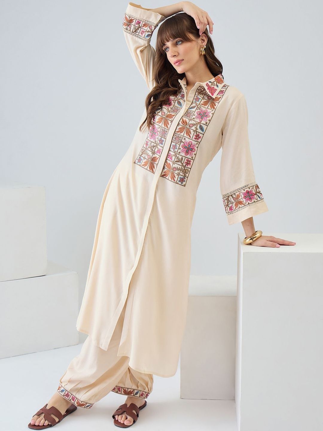 Women Floral Embroidered Regular Thread Work Kurta with Patiala