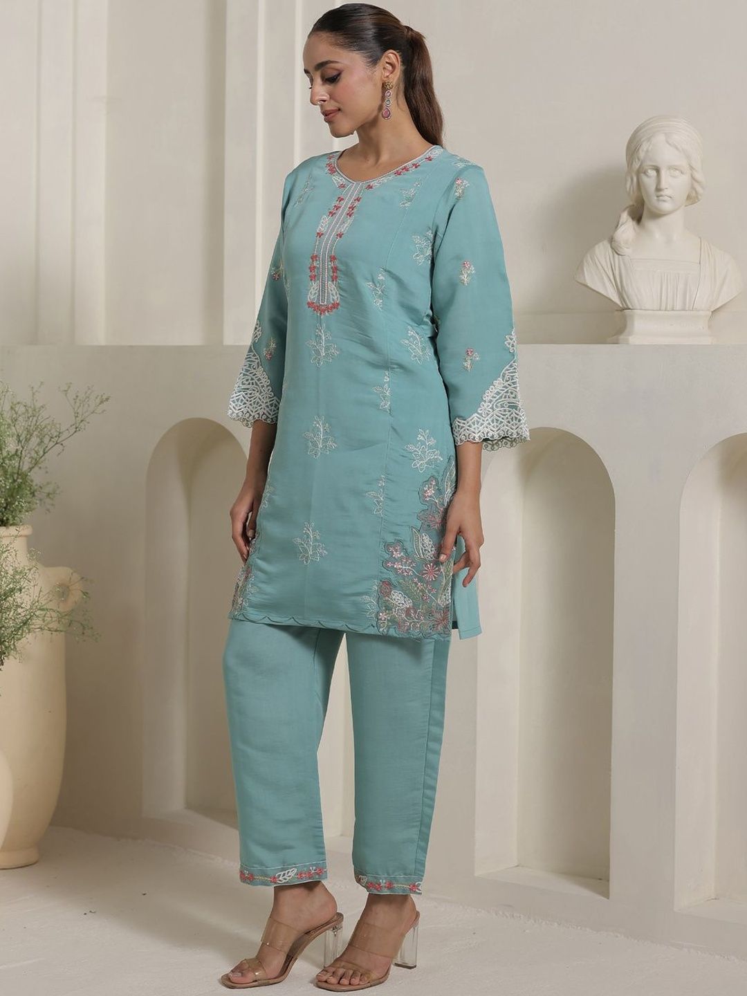 Women Floral Embroidered Kurta with Trousers