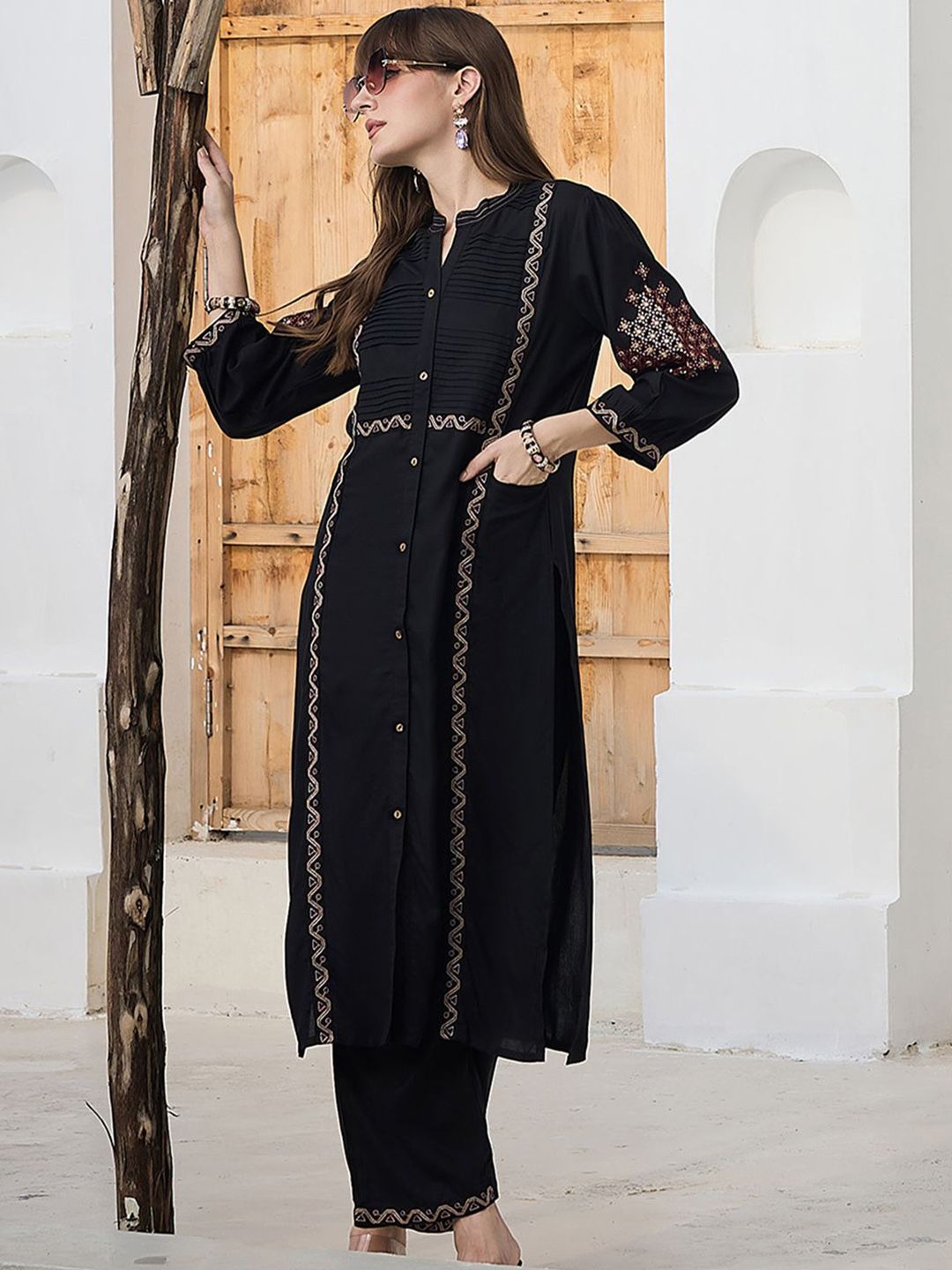 Women Ethnic Motifs Embroidered Kurta with Trousers