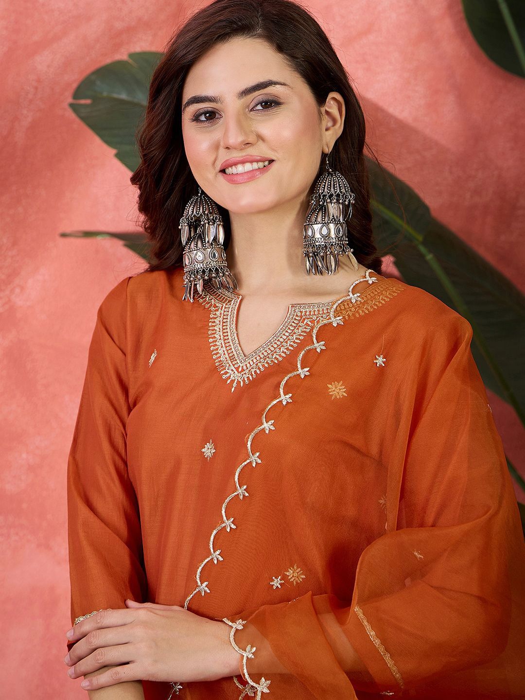 Dhiyona SN Women's Floral Embroidered Notch Neck Thread Work Straight Kurta With Trouser & Dupatta