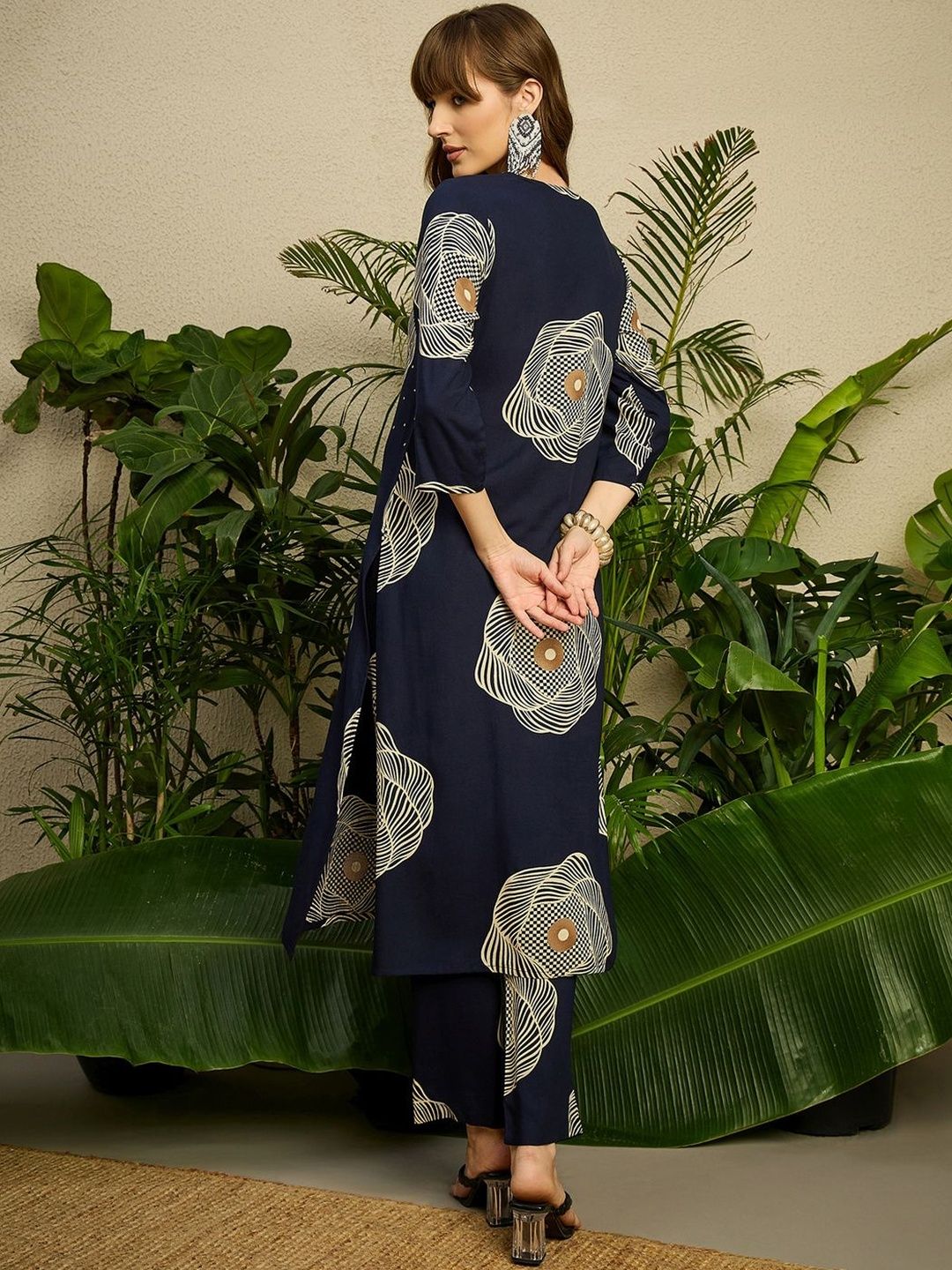 Women Printed Regular Kurta with Trousers