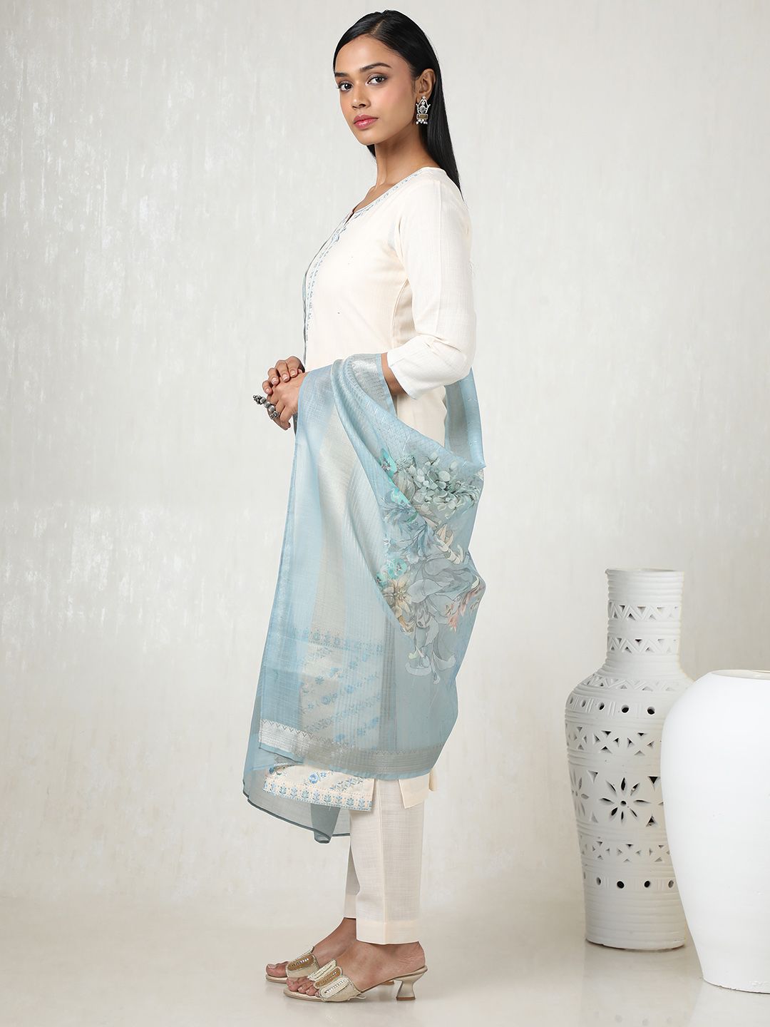 Dhiyona SO Women's Women Thread Work Kurta with Trousers & With Dupatta