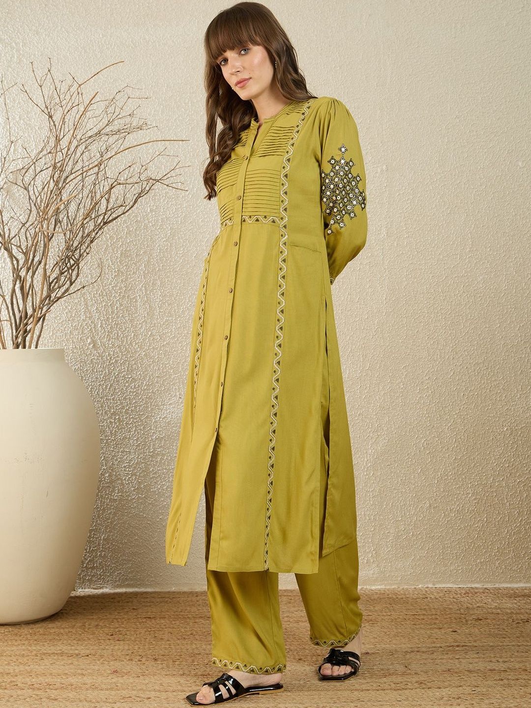 Dhiyona IE Embroidered Mandarin Collar Three-Quarter Sleeves Tunic And Trousers