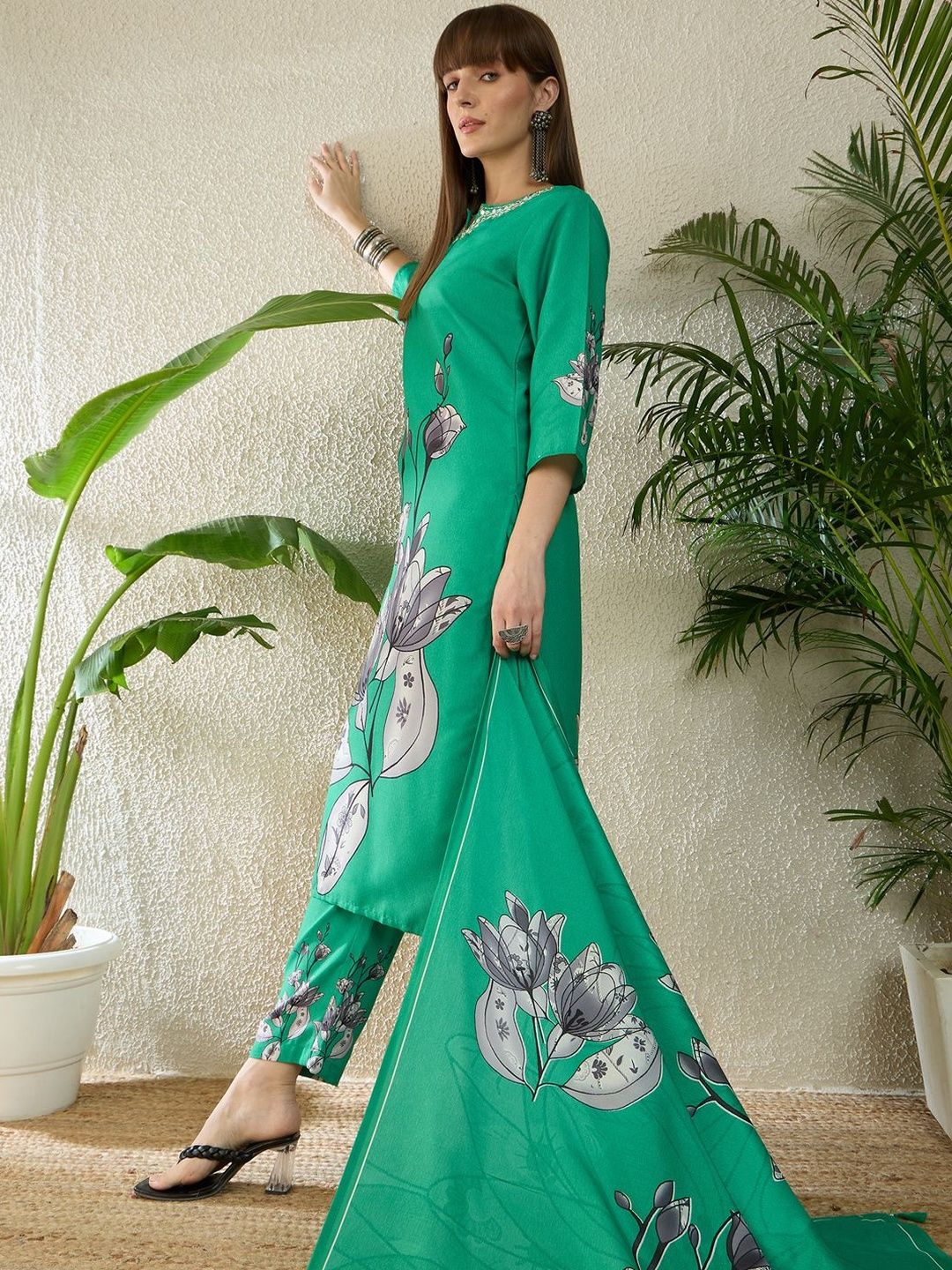 Women Floral Printed Regular Thread Work Kurta with Trousers & With Dupatta