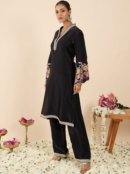 Dhiyona IE Embroidered V-Neck Three-Quarter Sleeves Tunic And Trousers