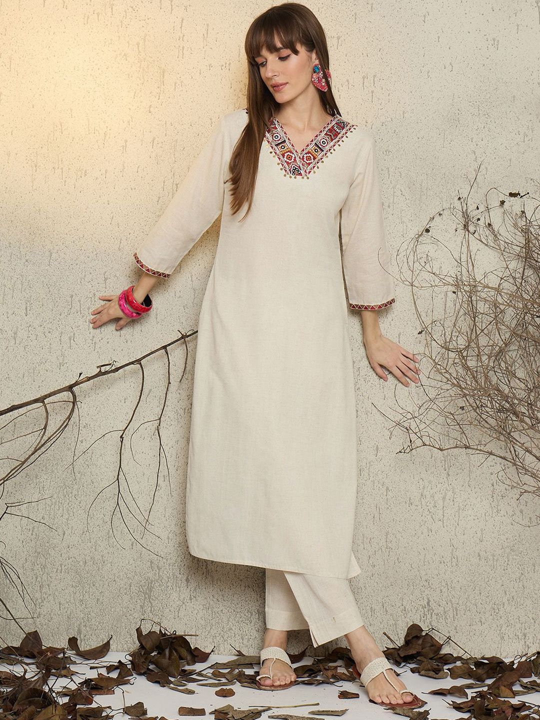 Ethnic Motifs Embroidered V-Neck Straight Thread Work Kurta With Trouser