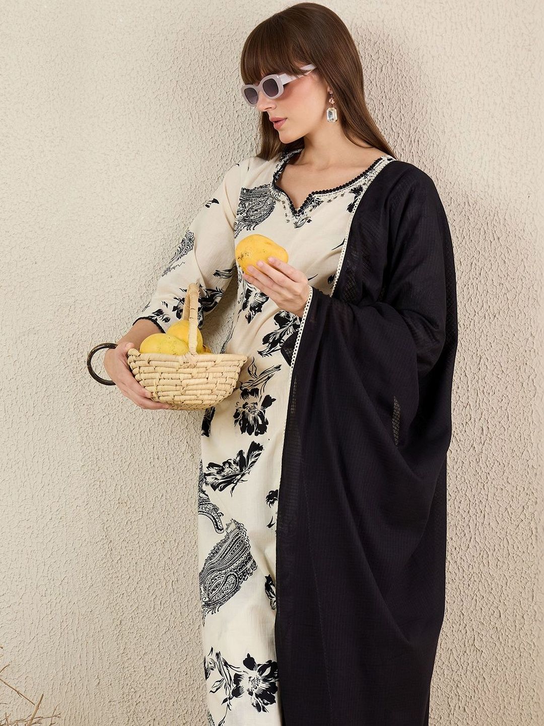 Women Floral Printed Regular Thread Work Pure Cotton Kurta with Trousers & With Dupatta