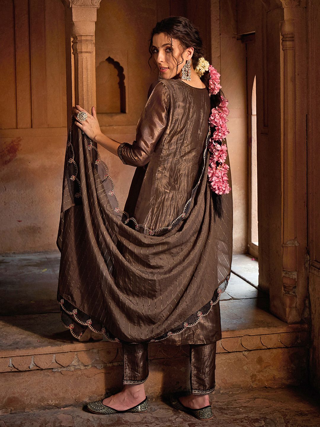 Dhiyona CH Embroidered Kurta Set With Contrast Neck