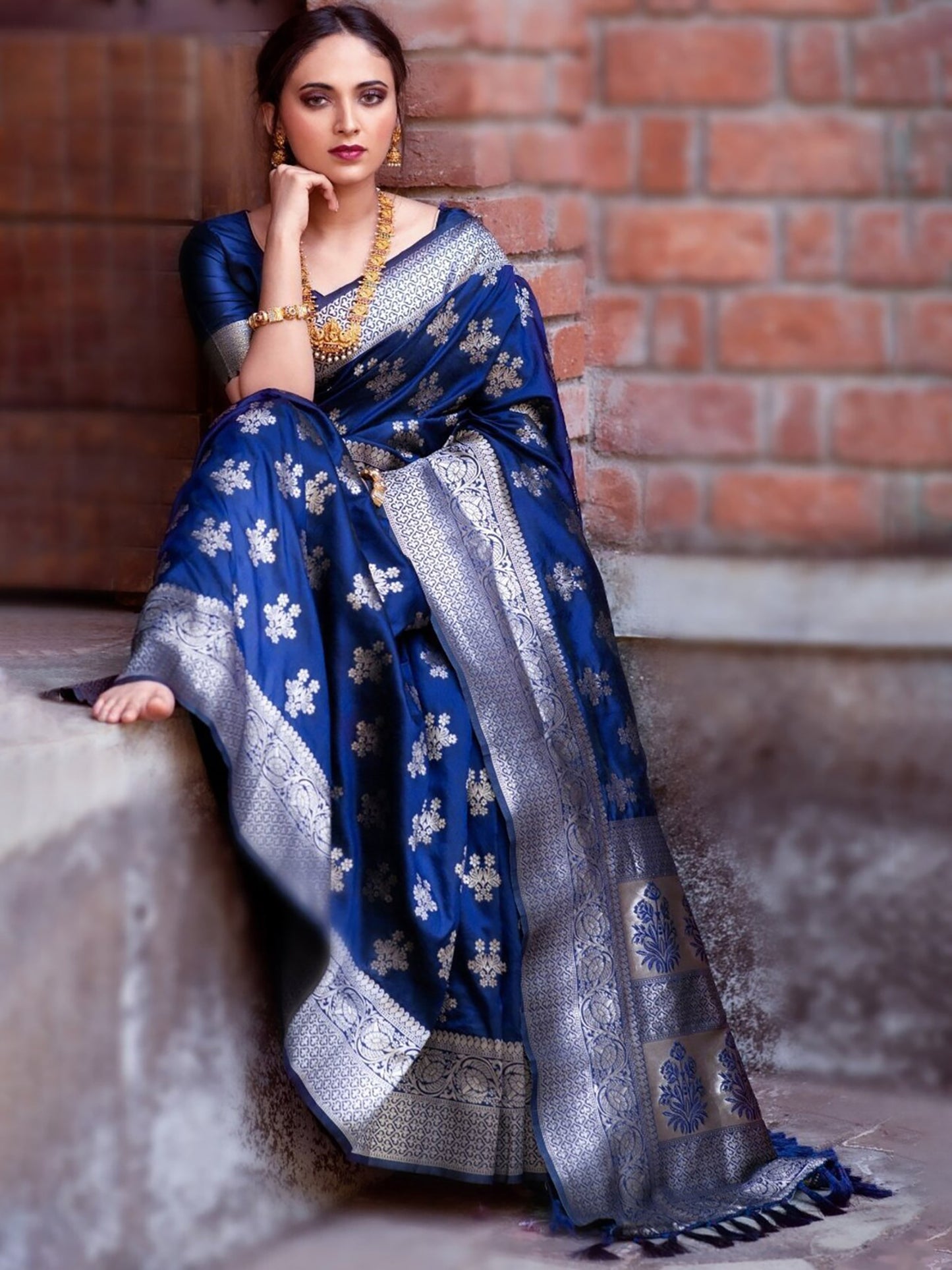 Women's Silk Blend Blue Woven Design Designer Saree With Blouse Piece