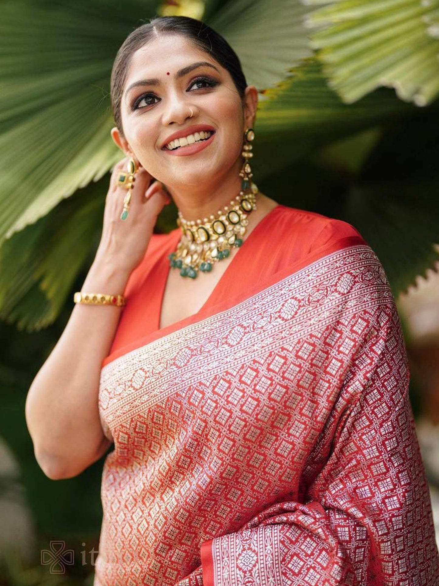 Women's Silk Blend Red Woven Design Designer Saree With Blouse Piece