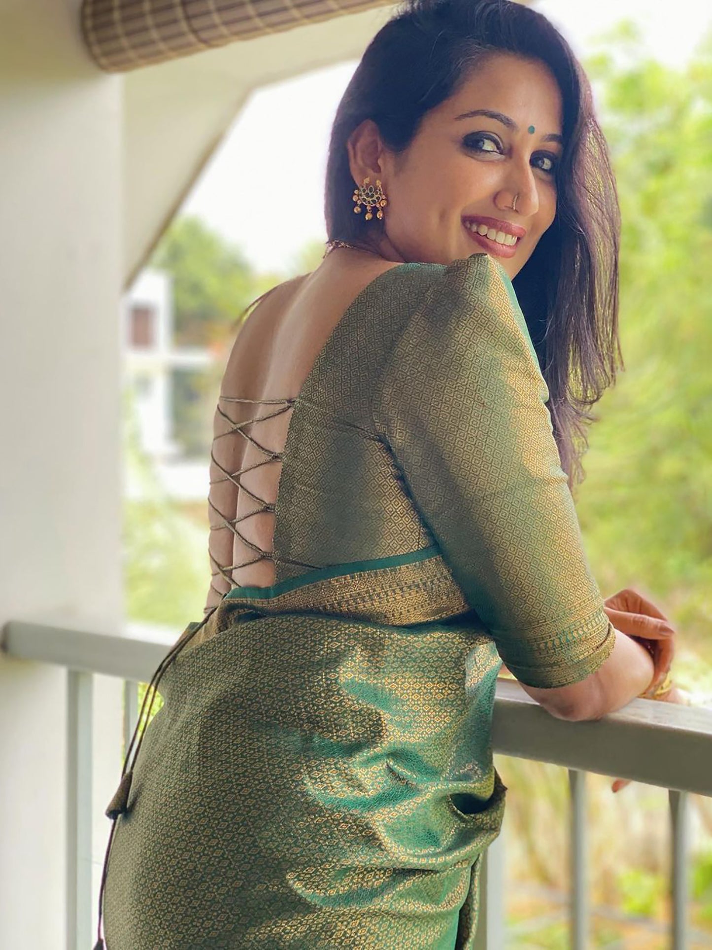 Women's Silk Blend Green Woven Design Designer Saree With Blouse Piece