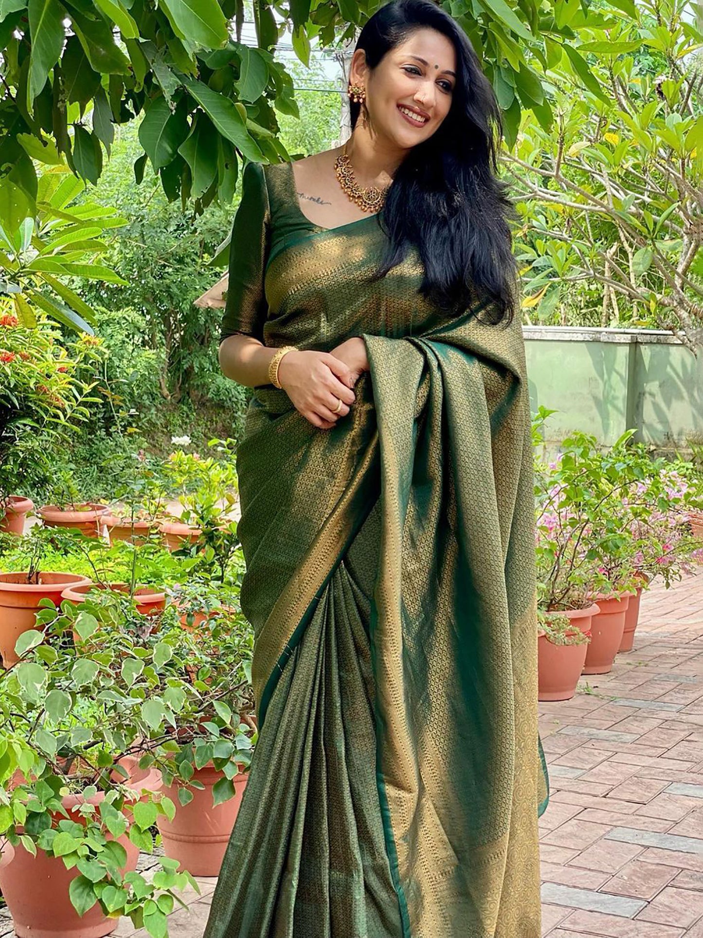 Women's Silk Blend Green Woven Design Designer Saree With Blouse Piece