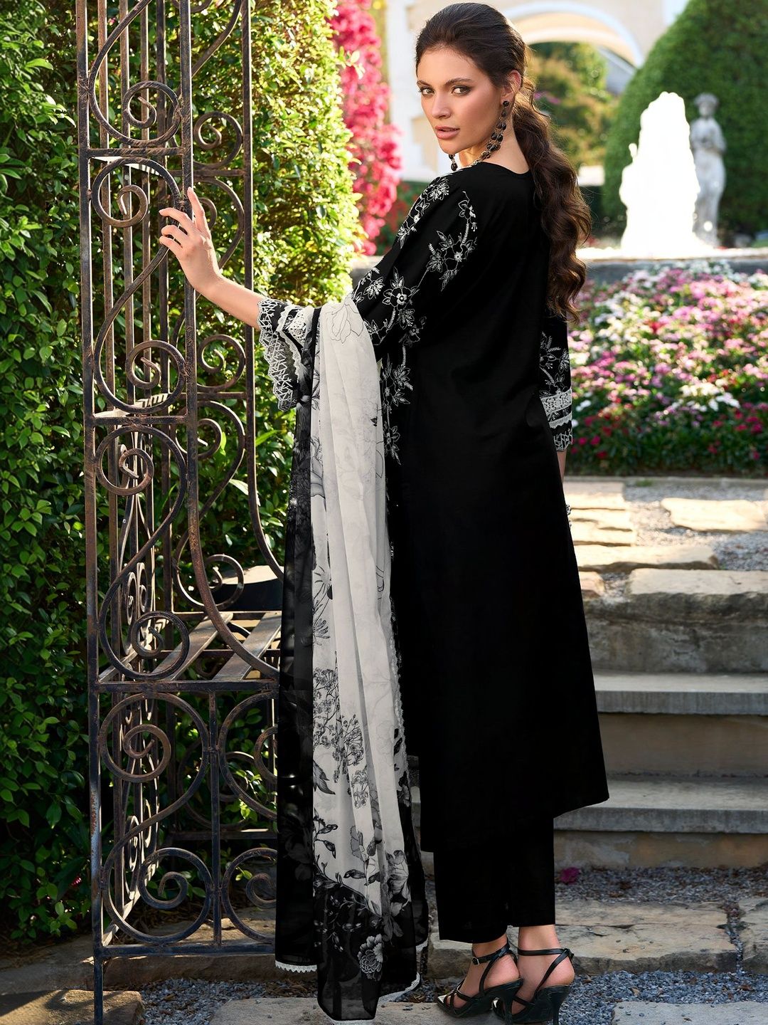 Women Floral Printed Regular Thread Work Pure Cotton Kurta with Trousers & With Dupatta