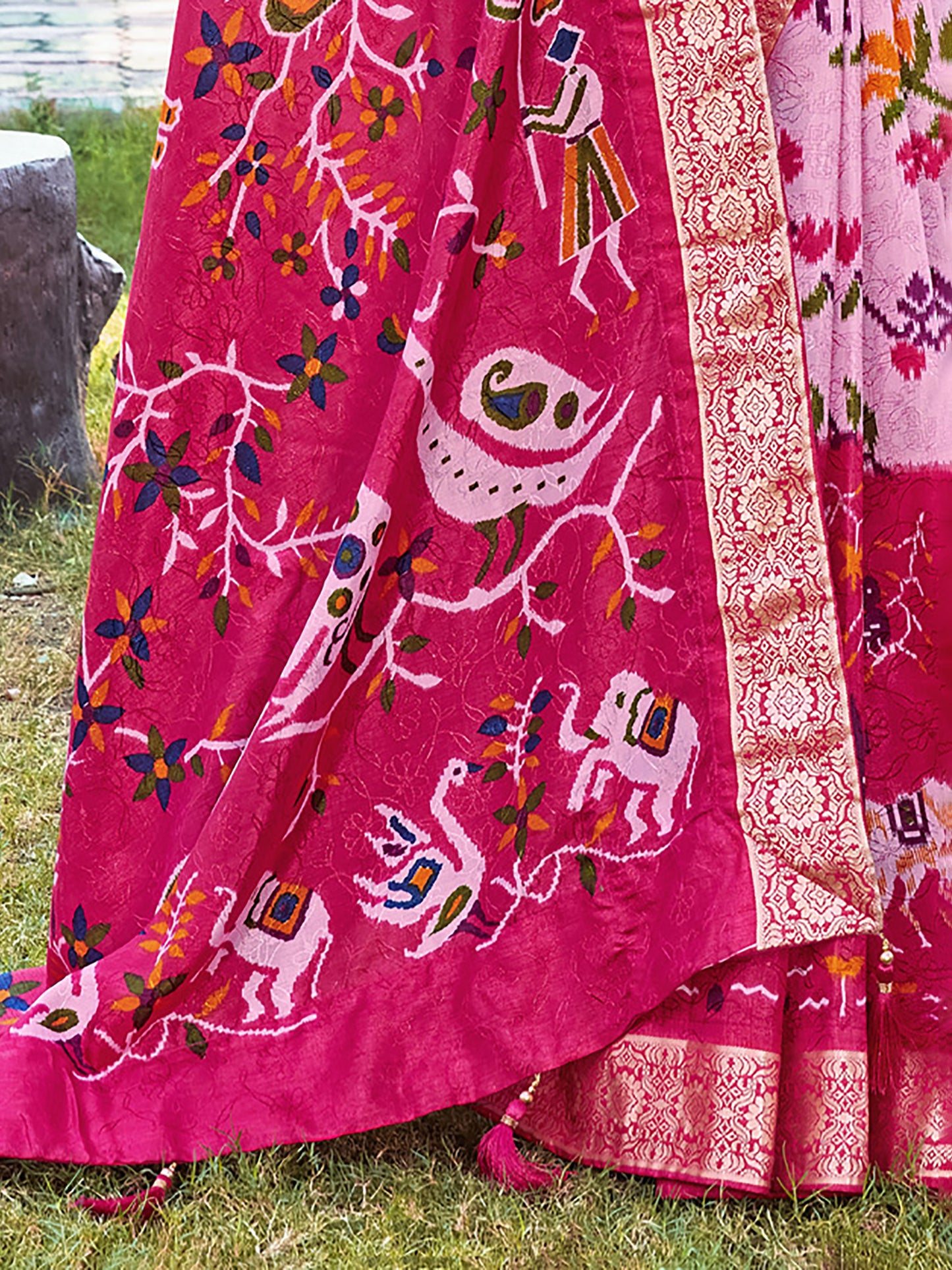 Women's Viscose Pink Woven Design Designer Saree With Blouse Piece