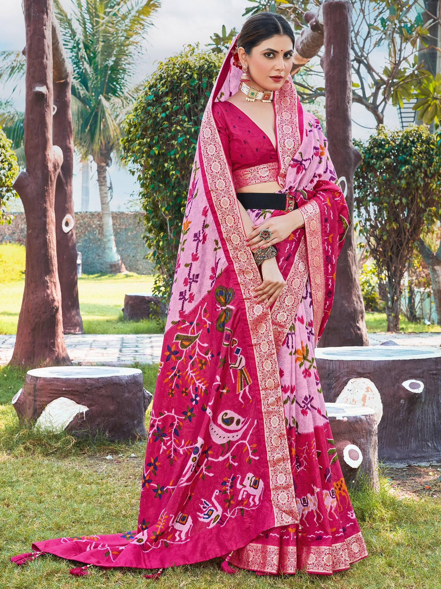 Women's Viscose Pink Woven Design Designer Saree With Blouse Piece