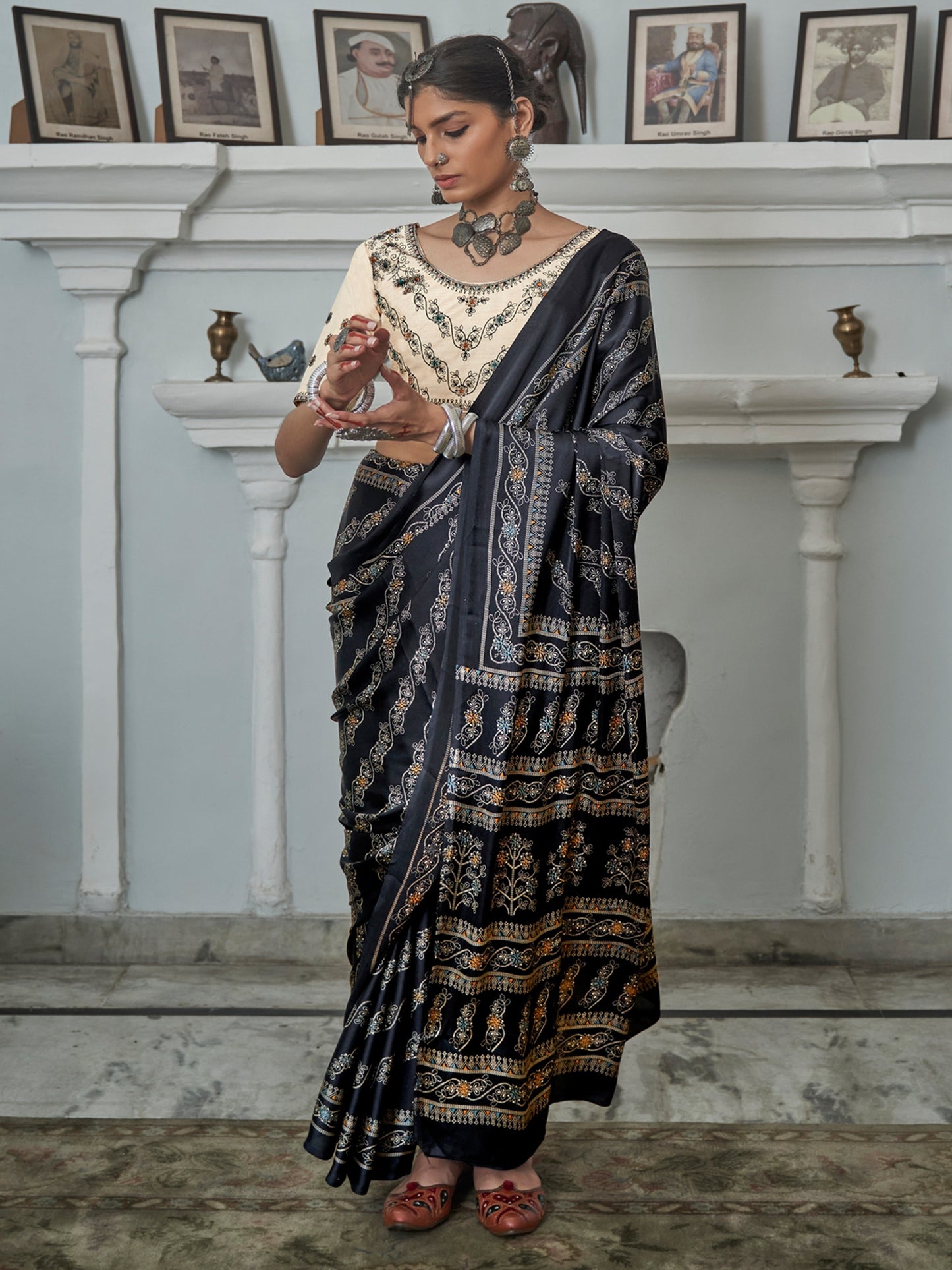Women's Crepe Black Printed Celebrity Saree With Blouse Piece