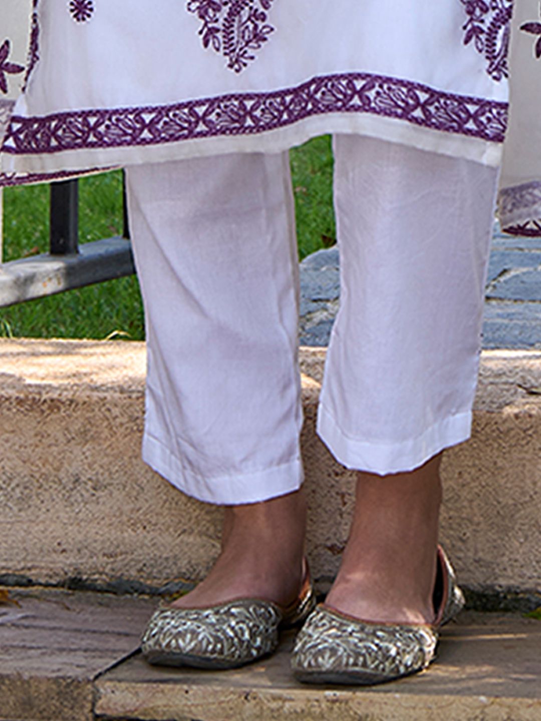 Women Floral Embroidered Regular Thread Work Kurta with Trousers & With Dupatta