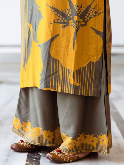 Dhiyona IS Women's Women Floral Printed Regular Kurta with Trousers