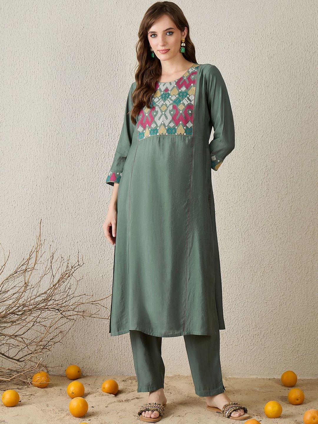 Dhiyona IE Women Embroidered Regular Thread Work Kurta with Trousers