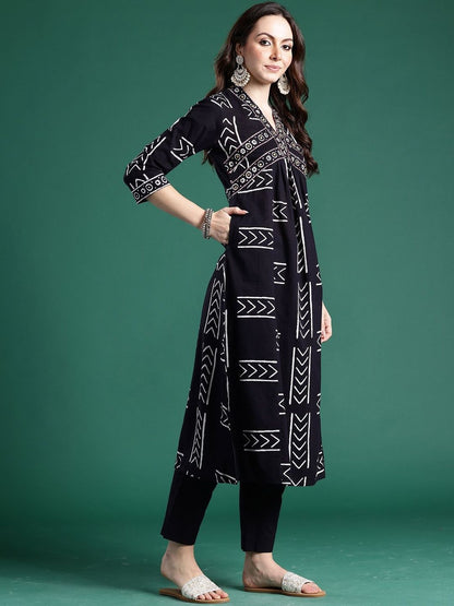 Women Printed Empire Thread Work Pure Cotton Kurta with Trousers & With Dupatta