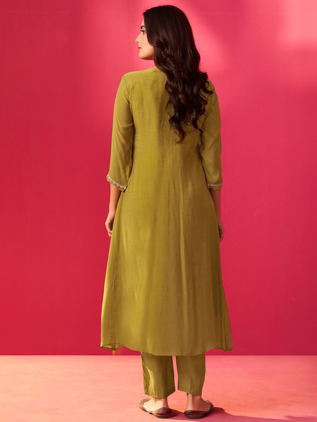 Women Floral Embroidered Pleated Sequinned Kurta with Trousers