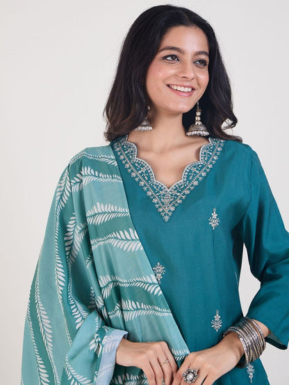 Ethnic Motifs Embroidered Thread Work Kurta with Trousers & With Dupatta