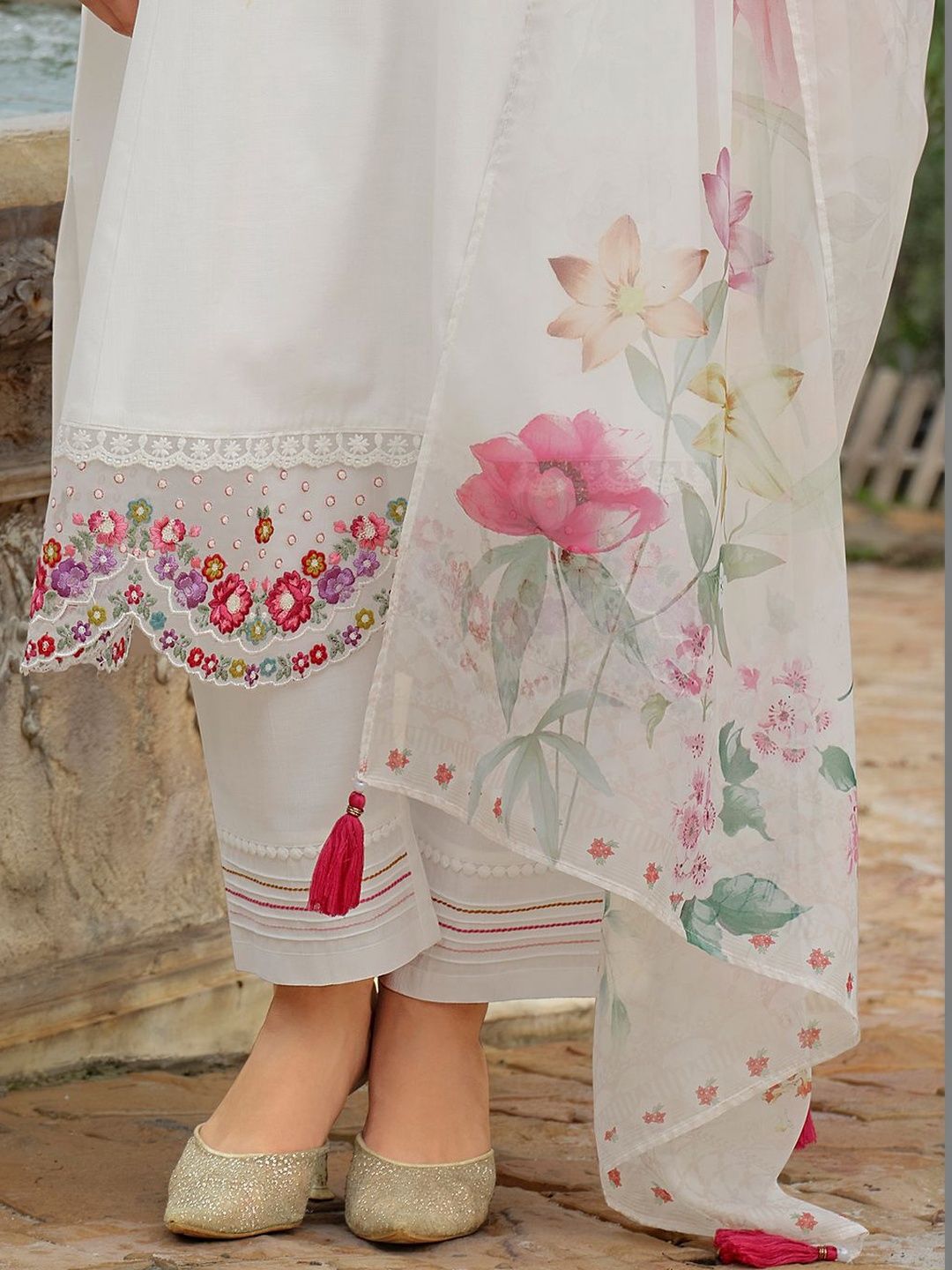 Women Floral Embroidered Regular Thread Work Kurta with Trousers & With Dupatta