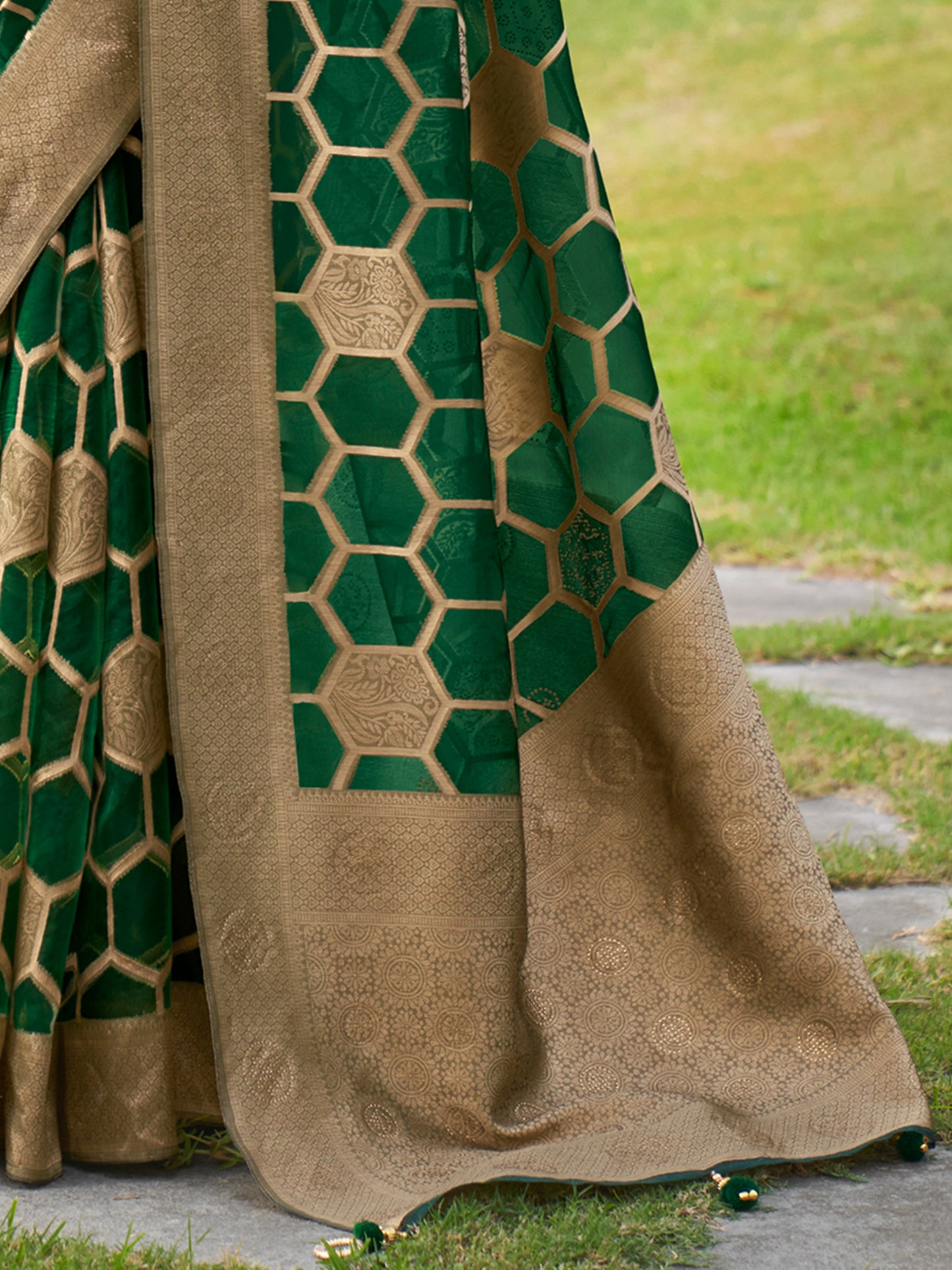 Women's Organza Green Embellished Designer Saree With Blouse Piece