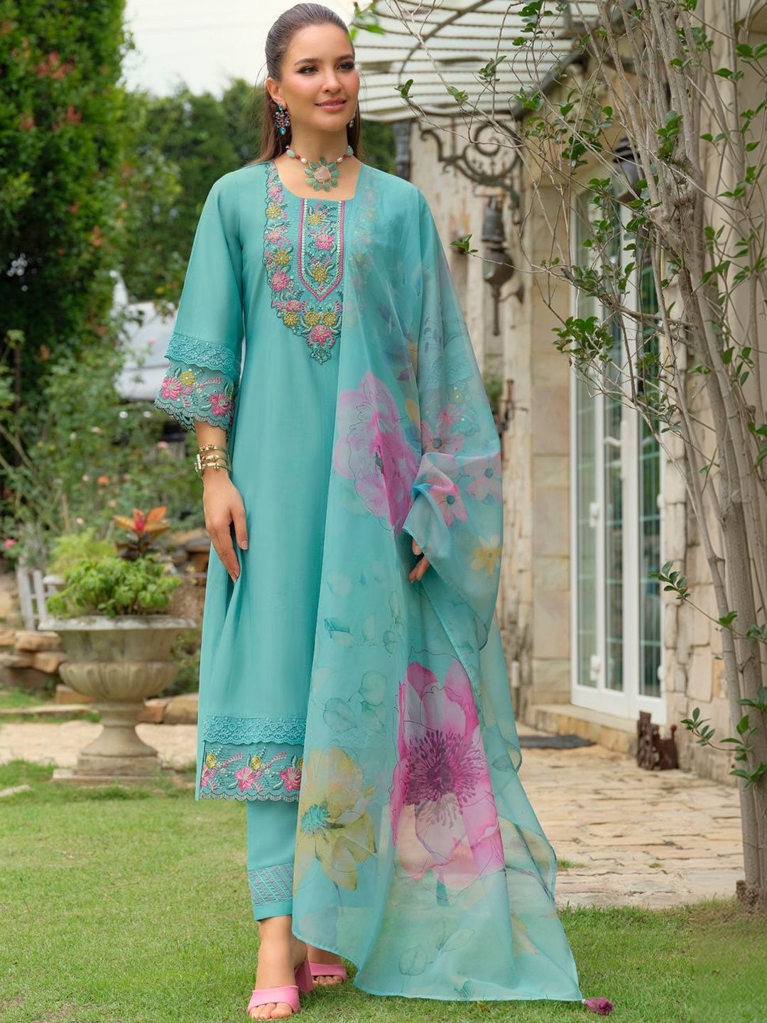 Women Floral Embroidered Regular Thread Work Kurta with Trousers & With Dupatta
