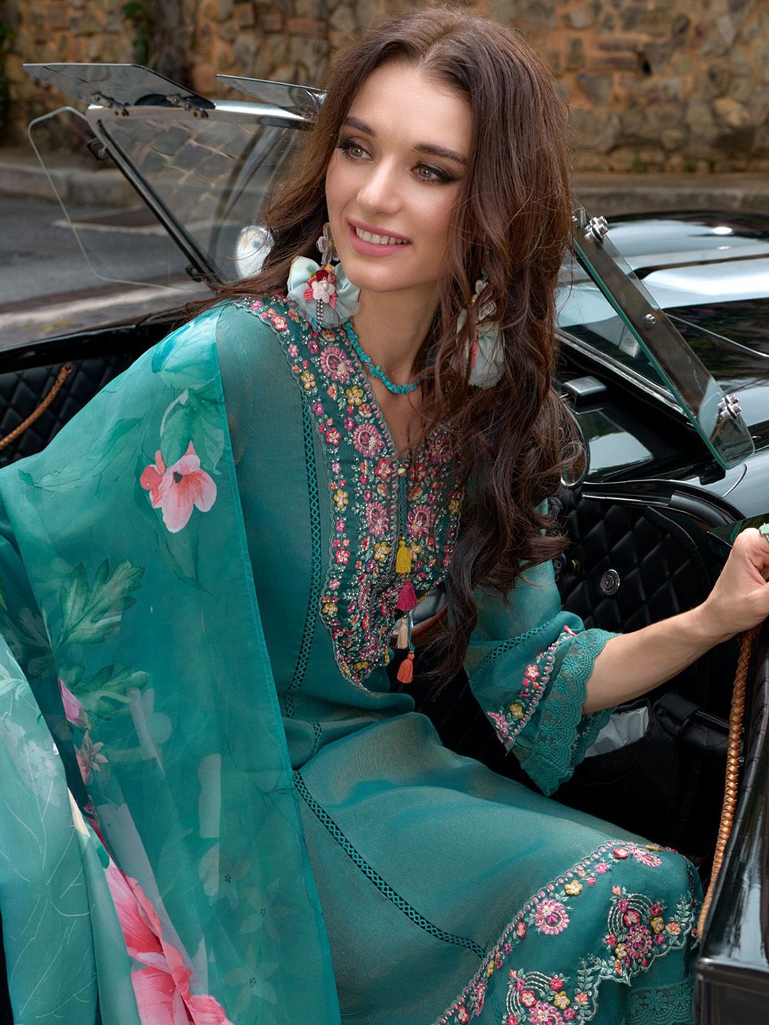 Women Floral Embroidered Regular Thread Work Kurta with Trousers & With Dupatta