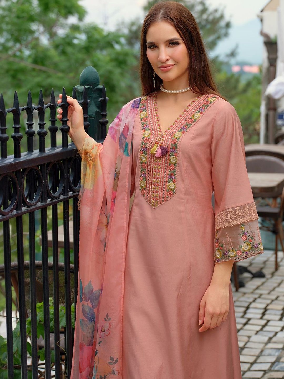 Women Floral Embroidered Regular Thread Work Kurta with Trousers & With Dupatta
