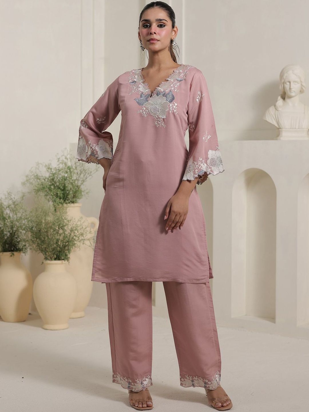 Dhiyona IE Floral Yoke Design V-Neck Thread Work Straight Kurta & Trousers