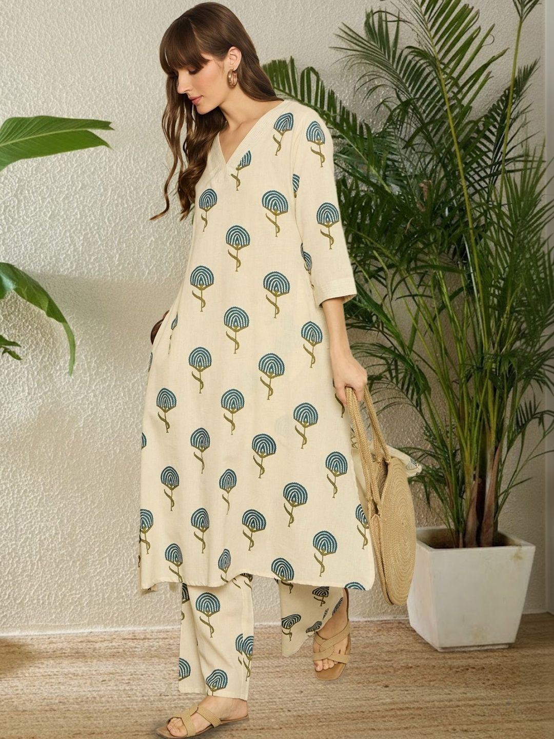 Dhiyona IE Women Floral Printed Regular Kurta with Trousers