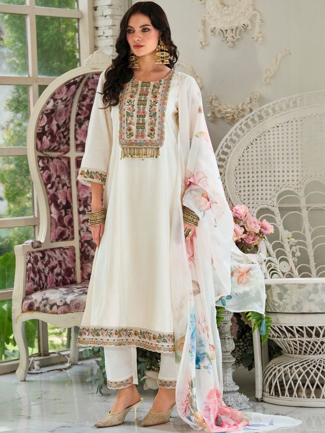 Floral Embroidered Regular Thread Work Kurta With Trouser & Dupatta