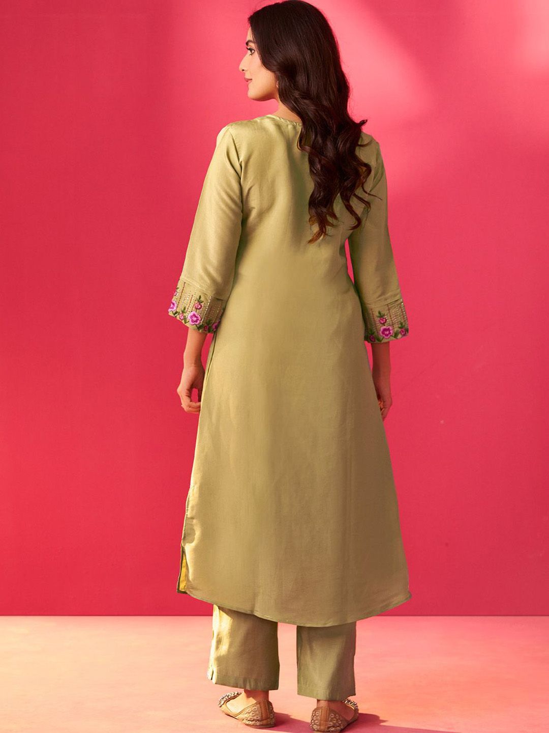 Women Floral Embroidered Regular Thread Work Kurta with Trousers