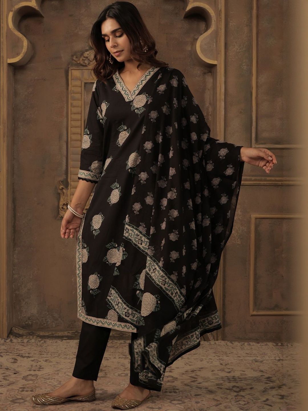 Women Floral Printed Sequinned Pure Cotton Kurta with Trousers & Dupatta