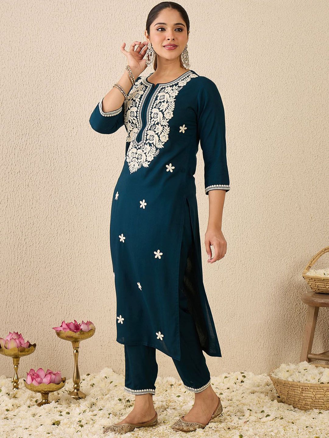 Dhiyona IE Women's Women Floral Embroidered Regular Thread Work Kurta with Trousers