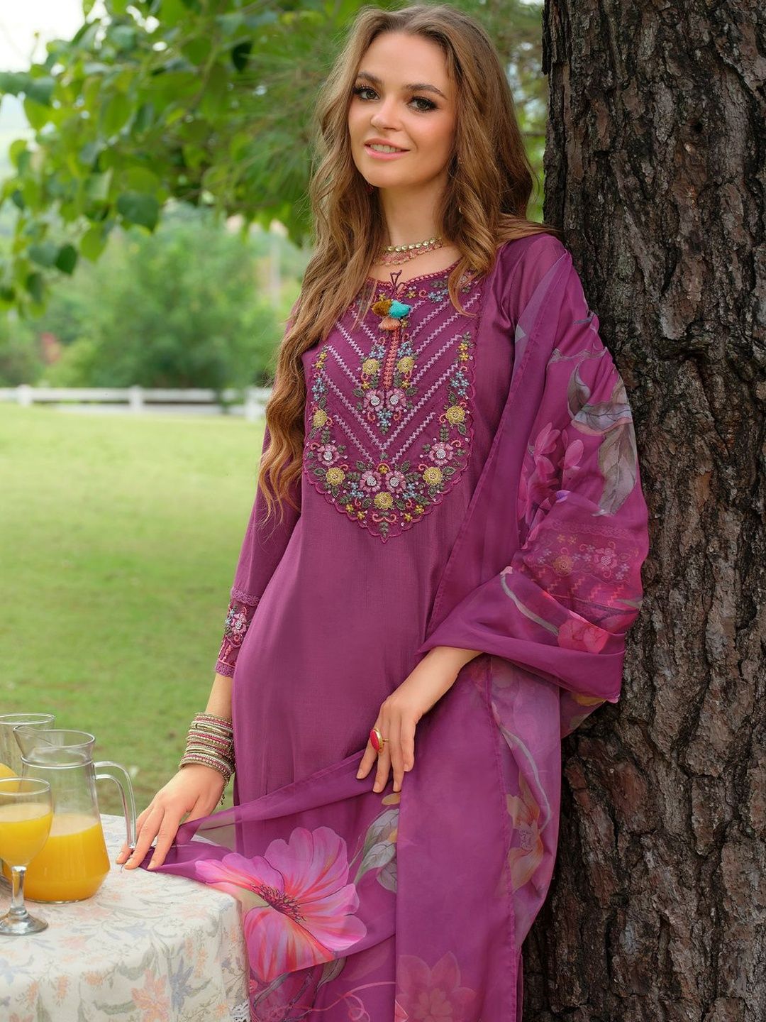 Women Floral Embroidered Regular Thread Work Kurta with Trousers & With Dupatta